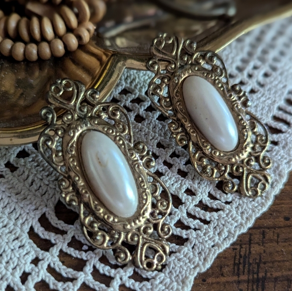 🌺3/$15🌺Beautiful Vintage a confirm - Picture 2 of 8